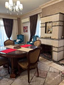 Fotografija v galeriji nastanitve Cheerful standalone villa with pool and waterfall v Kairu