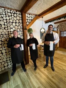 ハルラホフにあるPension & Restaurant Krakonošの三人の集団