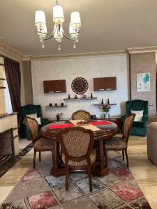 Fotografija v galeriji nastanitve Cheerful standalone villa with pool and waterfall v Kairu