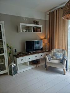 Televízia a/alebo spoločenská miestnosť v ubytovaní Apartament Prestige & Sea Playa Baltis 44