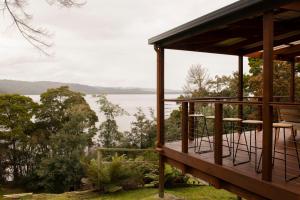desde la terraza de una casa con vistas al agua en Majestic 2 bedroom villa with panoramic bay views, en Strahan