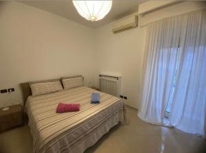 ナポリにあるCasa Biancaのベッドルーム1室(赤い枕2つ付)