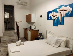Habitación pequeña con cama y cocina en Villa Dolphin, en Azolimnos