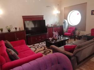 Fotografija v galeriji nastanitve Cheerful standalone villa with pool and waterfall v Kairu