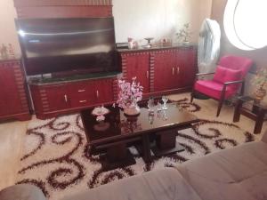 Fotografija v galeriji nastanitve Cheerful standalone villa with pool and waterfall v Kairu