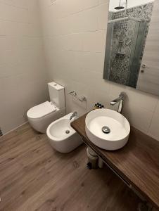 a bathroom with a toilet and a bidet and a sink at APPARTAMENTO IL RESTAURO in Cuneo