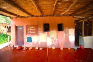 una habitación con una pared con un montón de zapatos en Ecolodge Atlas Kasbah, en Agadir