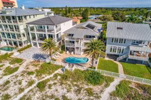 - une vue aérienne sur une maison avec une piscine dans l'établissement Sunset Villas 2, à Clearwater Beach