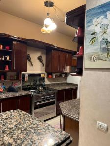 Fotografija v galeriji nastanitve Cheerful standalone villa with pool and waterfall v Kairu