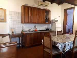 cocina con fregadero y mesa con sillas en Ecogarden camping with rooms en Zelarino