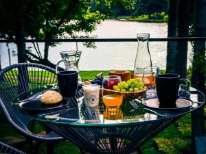 a glass table with food and drinks on it at Celeiro Lake Village - Soft Opening in São Francisco de Paula