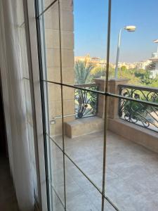 Fotografija v galeriji nastanitve Cheerful standalone villa with pool and waterfall v Kairu