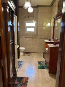 Fotografija v galeriji nastanitve Cheerful standalone villa with pool and waterfall v Kairu