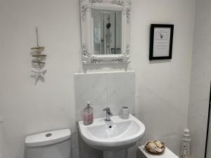Koupelna v ubytování Rose Apartment 2-Bed Apt Sleeps 4 Town Centre Ayr + 34 fotografií