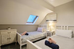 Säng eller sängar i ett rum på Richmond House - 5 Bed, Sleeps 10, Great for Workers & Groups, Netflix & FREE Parking