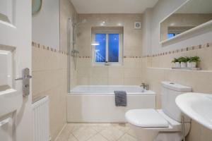 a bathroom with a tub and a toilet and a sink at Richmond House - 5 Bed, Sleeps 10, Great for Workers & Groups, Netflix & FREE Parking in Manor