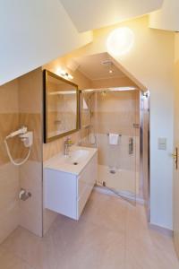 W łazience znajduje się umywalka i prysznic. w obiekcie Havelska Old Town Residence w Pradze