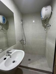 Un baño de Delft Apartment - Sea View Studio Flat at Losari Beach