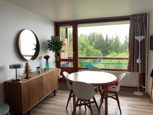 a dining room with a table and a large window at Les Arcs 1600 Vaste appartement 4 couchages 2 chambres in Arc 1600