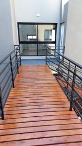 內科切阿的住宿－Departamentos del Trébol，楼梯,位于一栋铺有木地板并带栏杆的建筑内