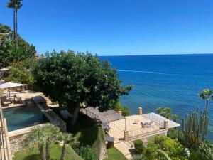 a view of a swimming pool and the ocean at El jardin Botánico Villa LUZ in Altea