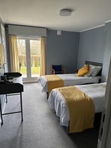 Un pat sau paturi într-o cameră la Lynge kro & Hotel