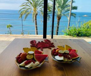 un piatto di frutta su un tavolo con vista sull'oceano di El jardin Botánico Villa LUZ ad Altea