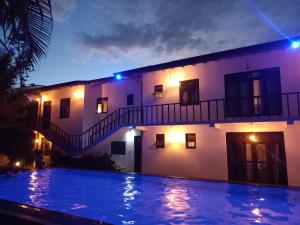 una casa con piscina frente a un edificio en Villa Tangalle Lagoon, en Tangalle
