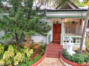 una casa con palmeras delante en You are the key Villa, en Anjuna