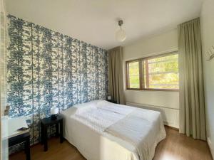 1 dormitorio con cama y papel pintado azul y blanco en Holiday Home Ylläs Villas, en Ylläsjärvi