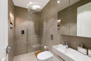 een badkamer met een douche, een toilet en een wastafel bij Beautiful Serviced Apartment London in Londen