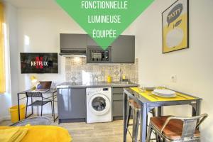 cocina con fregadero y lavadora en Brut de Pomme, en Champigny-sur-Marne