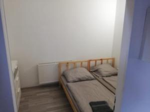 een kleine slaapkamer met 2 bedden in een kamer bij Museum Park Szell str - Downtown 4 Bedroom+Living Room apartment in Szombathely