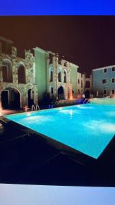 ヴァッレドーリアにあるResidence valledoria2の- 夜間の青い大型スイミングプール