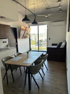 a dining room table and chairs in a kitchen at EÓN 13 - Apto moderno con aire acondicionado in Guatemala