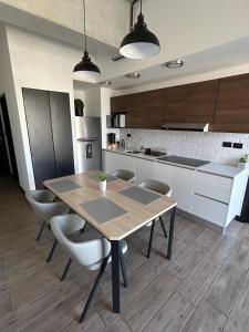 a kitchen with a wooden table and chairs at EÓN 13 - Apto moderno con aire acondicionado in Guatemala