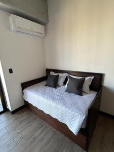 - une chambre avec un lit et deux oreillers dans l'établissement EÓN 13 - Apto moderno con aire acondicionado, à Guatemala