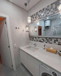 un baño con lavabo y espejo en ORLANDO LUXURY APARTAMENT, en Adeje