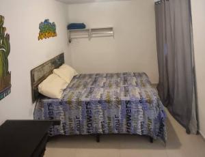 Un pat sau paturi într-o cameră la Estúdio Centro RJ Pequena África