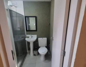 y baño con aseo, lavabo y ducha. en Estúdio Centro RJ Pequena África en Río de Janeiro