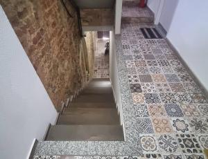 pasillo con suelo de baldosa y escalera en Estúdio Centro RJ Pequena África en Río de Janeiro