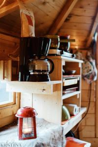 uma cozinha com comodidades para preparar café numa prateleira em Cozy a-frame in the woods em Enontekiö