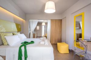 Postel nebo postele na pokoji v ubytování Anemos Suites by Estia