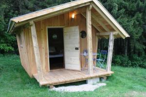 Camping-Chalets La Favière外面的花园