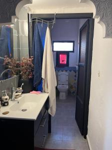 y baño con lavabo blanco y aseo. en Maison vallée de l'Ourika en Marrakech