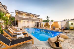 Bazén v ubytování Anemos Suites by Estia nebo v jeho okolí