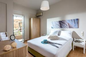 Postel nebo postele na pokoji v ubytování Anemos Suites by Estia