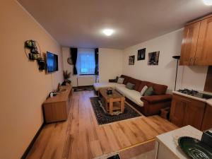 uma sala de estar com um sofá e uma mesa em Eko FIS Snowscape 601 em Šišava