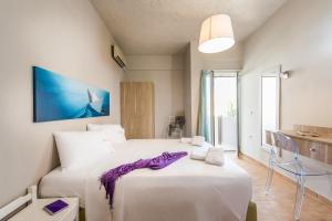 Postel nebo postele na pokoji v ubytování Anemos Suites by Estia