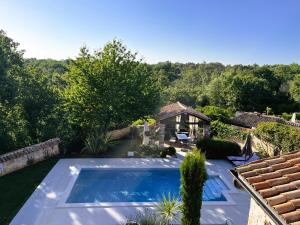 Una vista aérea de una piscina en un jardín. en Villa Isabella - Ruheoase, en Poreč